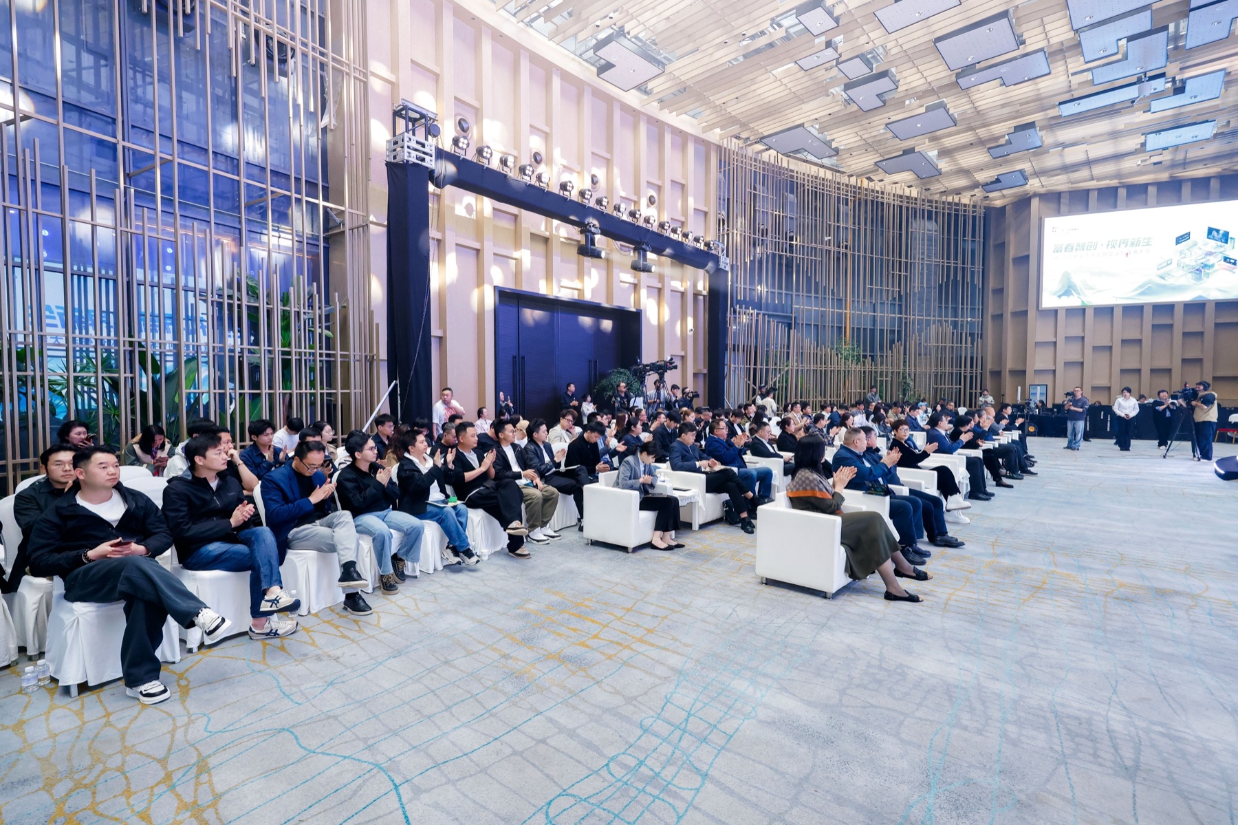 AIGC创新生态大会暨超级创作者大会现场记录 3